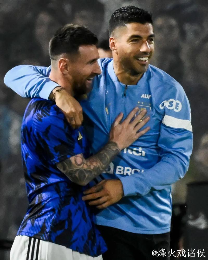 雷吉隆与梅西、苏亚雷斯国家德比激烈交锋，变成合作伙伴！